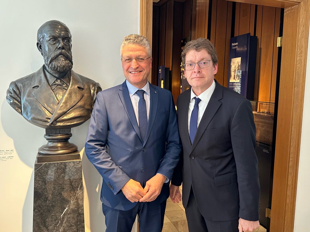 Am 28. März hat unser Dekan, Prof. Dr. <a href="/buer_jan/">Jan Buer</a>, an der Verabschiedung von #RKI-Präsident <a href="/mikrowie/">Lothar H. Wieler</a> in Berlin teilgenommen. "Ich danke Professor Wieler für die langjährige gute #Zusammenarbeit sowie die wissenschaftlich basierte Führung und Unterstützung während der Pandemie."