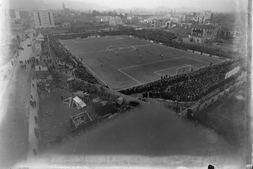 Retro Futbol Cat (@retrofutbolcat) on Twitter photo Després de la manca de respecte mostrada pel Kun Agüero i pel futbol negoci a un club històric com la <a href="/uesants/">UE Sants</a> , fem el nostre petit homenatge i avui us pengem aquesta foto aèria del camp del carrer Galileu abans de la guerra civil. <a href="/ResakasEst/">* RESAKAS EST *</a> <a href="/Sants1922/">Centenari UE Sants</a>
📸 Gabriel Casas Després de la manca de respecte mostrada pel Kun Agüero i pel futbol negoci a un club històric com la <a href="/uesants/">UE Sants</a> , fem el nostre petit homenatge i avui us pengem aquesta foto aèria del camp del carrer Galileu abans de la guerra civil. <a href="/ResakasEst/">* RESAKAS EST *</a> <a href="/Sants1922/">Centenari UE Sants</a>
📸 Gabriel Casas