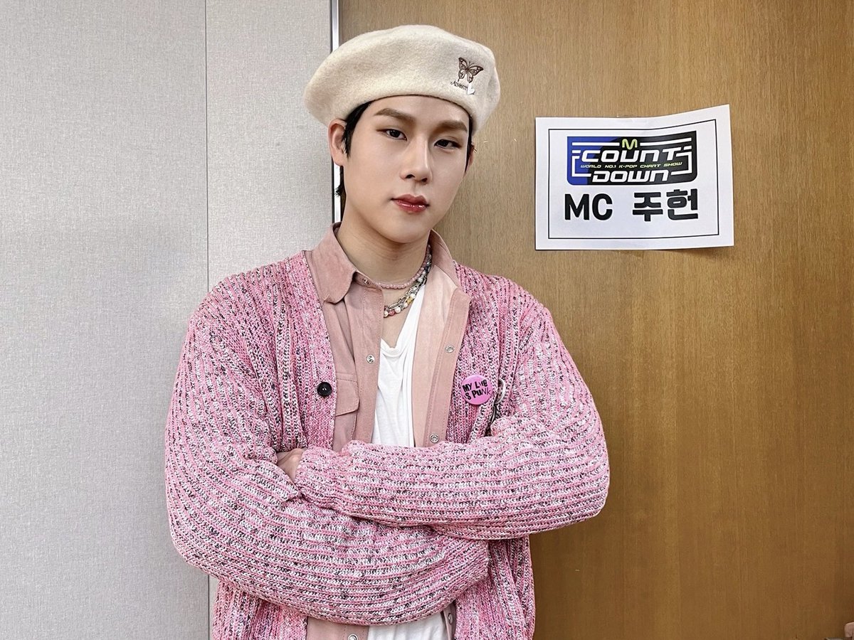 OfficialMONSTAX's tweet photo. 📸
230330 #몬스타엑스 #주헌
Mnet #엠카운트다운 완료 🐝

몬베베 마음까지 핑크로 물들인
주허니와의 핑크빛 목요일 저녁 🌙💕
오늘도 상큼하게 완료했쭈 😊

#JOOHONEY 
#MONSTA_X #MONSTAX 
#Mcountdown https://t.co/CC2LIPpdyI