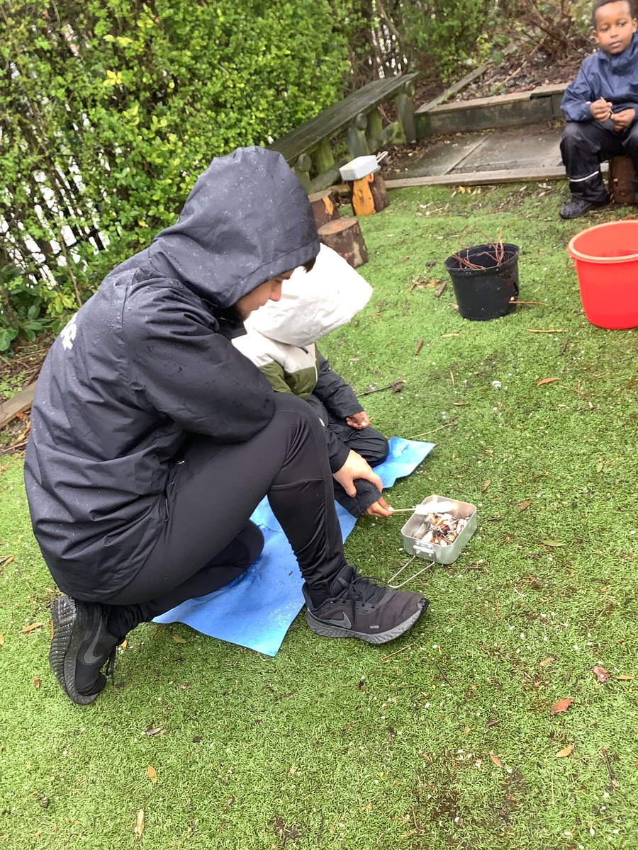 wyndclf's tweet photo. Our fun forest school morning ended with toasting marshmallows over the fire 🔥
#outdoorfire #lifeexperiences #physicallearning #yummy https://t.co/XE6olI96xS