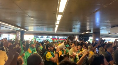 RTdoBrasil's tweet photo. LOTADO!

Desembarque do aeroporto de Brasília tomado a espera de @jairbolsonaro o mito voltou!

#BolsonaroVOLTOU 🔥🇧🇷 https://t.co/CmSrgT2dhY