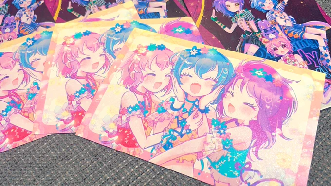 わーい!新刊届いた超ギラッギラそして分厚い!!ノベルティのポストカードもキラキラ⟡.·*.キラキラしか勝たん⟡.·*. 
