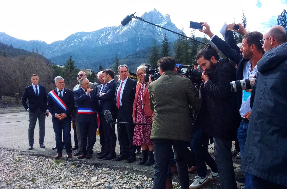 TPBMpaca's tweet photo. [Direct] Hélène notre journaliste est à #SerrePoncon pour suivre la présentation du #planeau par @EmmanuelMacron 💦
#Macron #secheresse #HautesAlpes #paca https://t.co/dvpST012F0