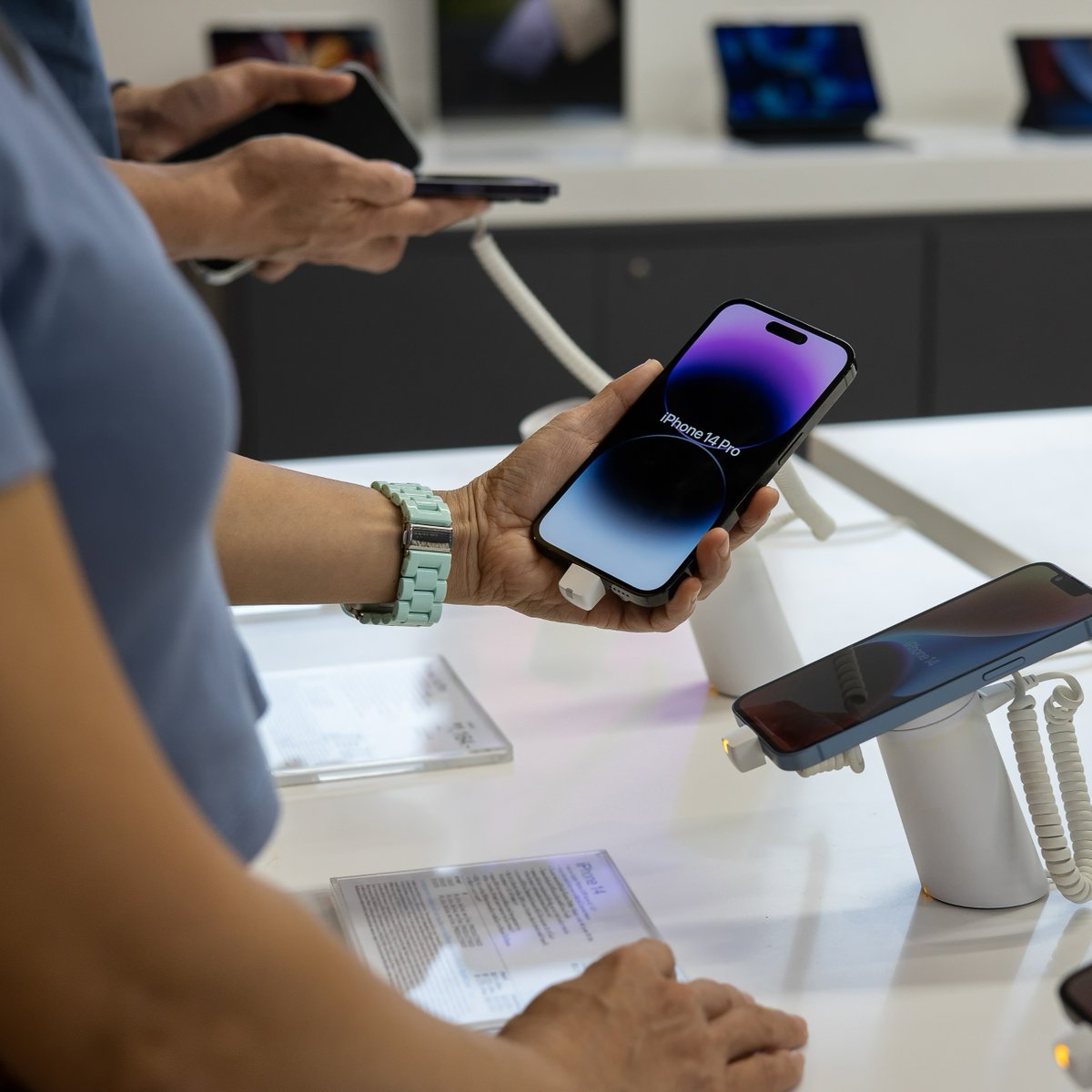 Upgrade your mobile experience with O2's unbeatable contract deals. Get more data, more perks, and the latest devices, all backed by our reliable network. 

Don't settle for less, head in-store and  switch to O2 today and stay connected like never before!