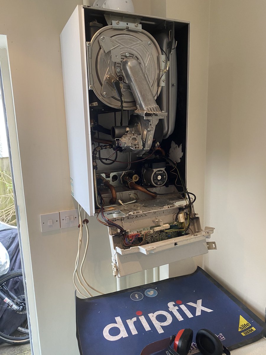 Knackered 637 out. No additional expansion vessel had been fitted and the boiler blew a fitting on the heat exchanger making it beyond economic repair. 

New 624 correctly sized to property with additional vessel in. Gotta love those <a href="/TeslaUK/">TeslaUK</a> service valves!
