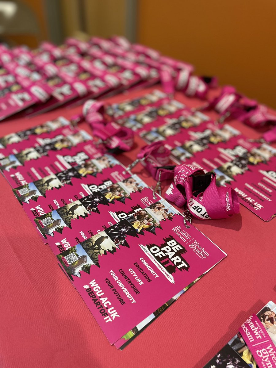 rjbrer's tweet photo. Showing my artistic side today @NSCGNewcastle @NSCGStafford #NSCGNextSteps whist informing learners about all things #wrexham @GlyndwrUni @WGUOutreach who doesnβt love a lanyard π#BePartOfIt https://t.co/0fWX7hpKdT