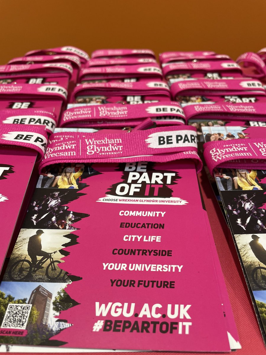 rjbrer's tweet photo. Showing my artistic side today @NSCGNewcastle @NSCGStafford #NSCGNextSteps whist informing learners about all things #wrexham @GlyndwrUni @WGUOutreach who doesnβt love a lanyard π#BePartOfIt https://t.co/0fWX7hpKdT