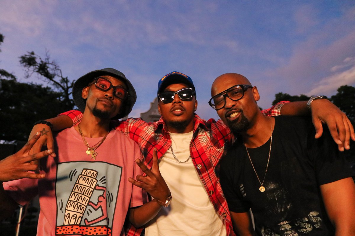 KingThibe's tweet photo. It was good seeing  and sharing the stage with my G's at  #FindTheChill 
S/O to @leboywonda and @OriginalJayJody !!

Awooooo!!! https://t.co/oIZDzHoGo4