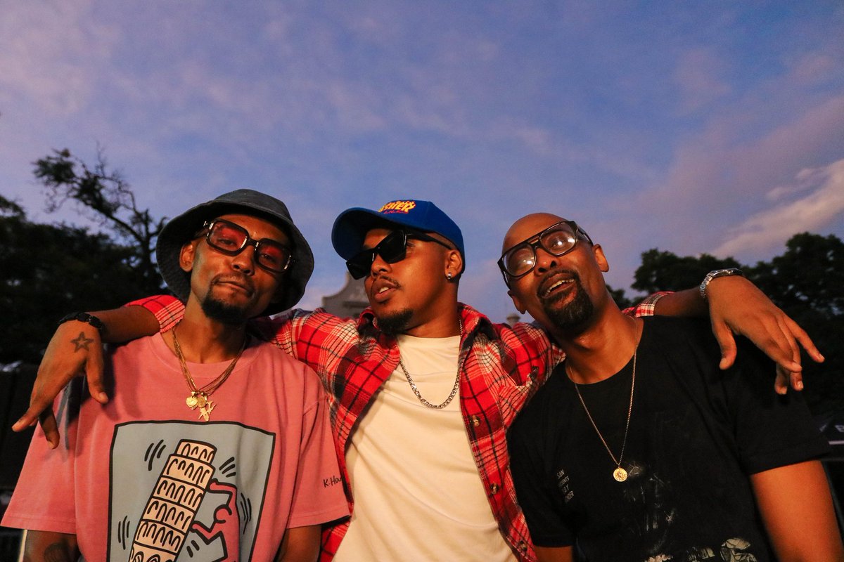 KingThibe's tweet photo. It was good seeing  and sharing the stage with my G's at  #FindTheChill 
S/O to @leboywonda and @OriginalJayJody !!

Awooooo!!! https://t.co/oIZDzHoGo4