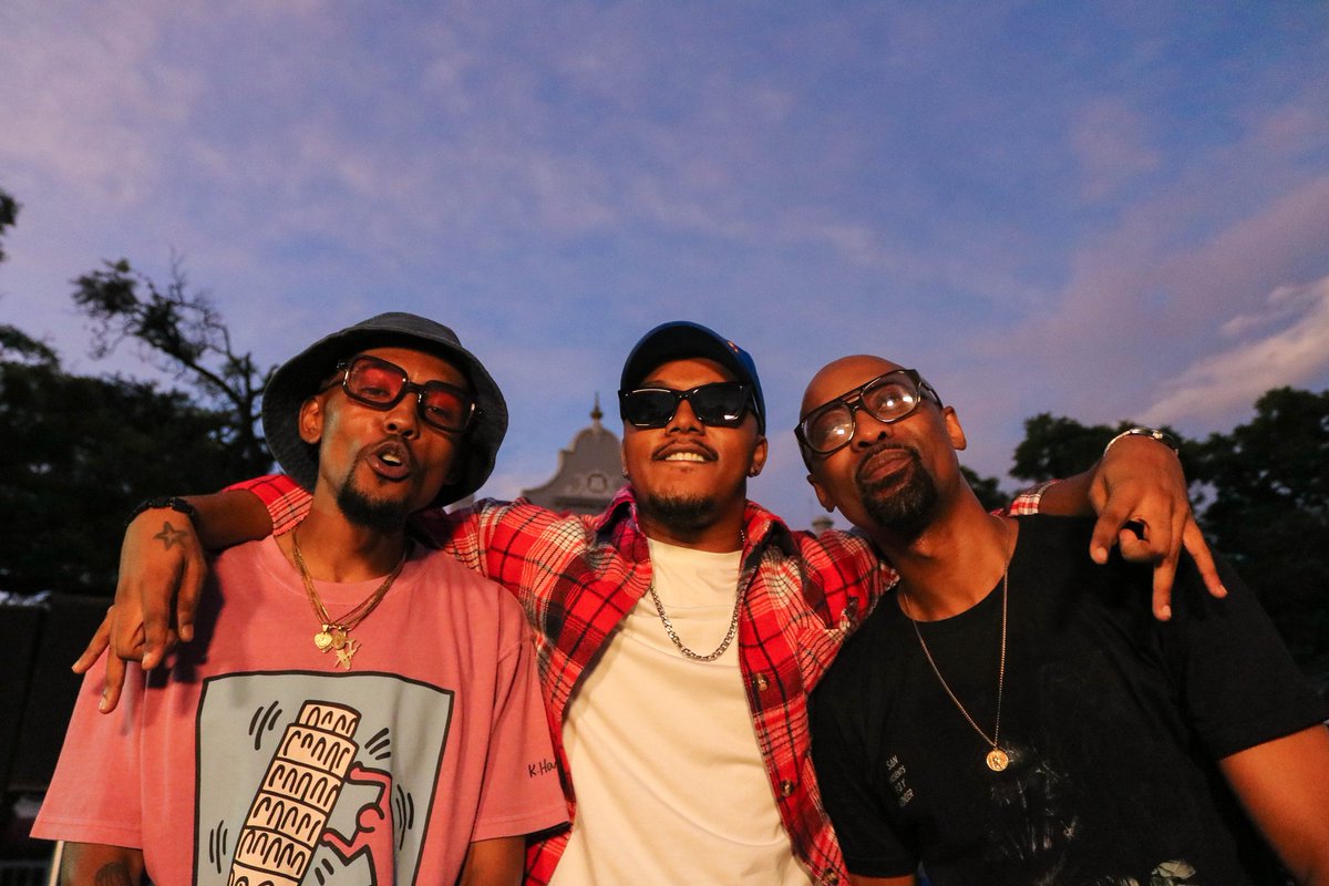 KingThibe's tweet photo. It was good seeing  and sharing the stage with my G's at  #FindTheChill 
S/O to @leboywonda and @OriginalJayJody !!

Awooooo!!! https://t.co/oIZDzHoGo4