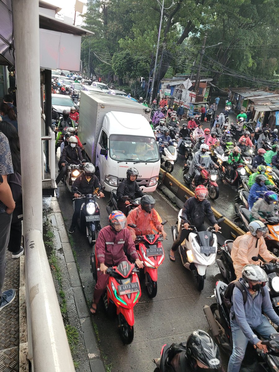 KatHtst's tweet photo. +62 bukan jalurnya pun tetep aja bnyk yg langgar https://t.co/uwiQt5esMB
