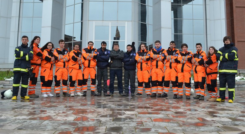 ACİL YARDIM VE AFET YÖNETİMİ 4 YILLIK LİSANS  MEZUNLARI ATAMA BEKLİYOR
Son aylarda ülkemizin yaşadığı doğal afetler sahada personel eksikliğini açıkça gözler önüne serdi.  Üniversitelerde 4 yıl boyunca TEORİK ve UYGULAMALI eğitimler ile sağlık - AFAD - itfaiye ++