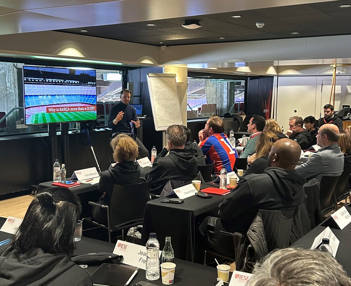 FCBjugadors's tweet photo. 📌 Nova sessió del #CoachValues amb la xerrada dirigida per Andrea Orlandi i la col·laboració dels membres de l'equip masculí de l'Agrupació @JuanjoCarricon1, @CuetaJordi, Alguer Brugarola, @dbigas77, Antonio Cañizares i Enric Castellà.

🤝 Gràcies a @iesebschool per la visita! https://t.co/M8YBrNSRjL