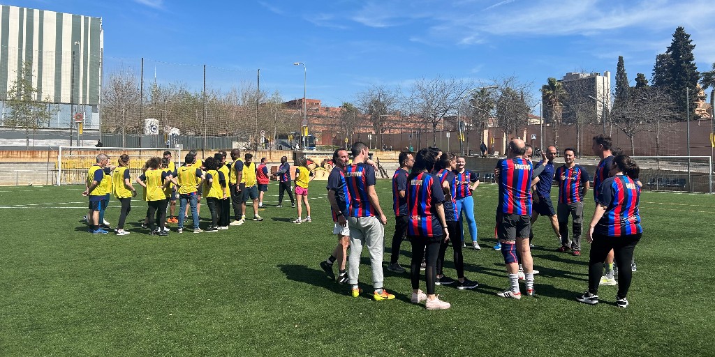 FCBjugadors's tweet photo. 📌 Nova sessió del #CoachValues amb la xerrada dirigida per Andrea Orlandi i la col·laboració dels membres de l'equip masculí de l'Agrupació @JuanjoCarricon1, @CuetaJordi, Alguer Brugarola, @dbigas77, Antonio Cañizares i Enric Castellà.

🤝 Gràcies a @iesebschool per la visita! https://t.co/M8YBrNSRjL