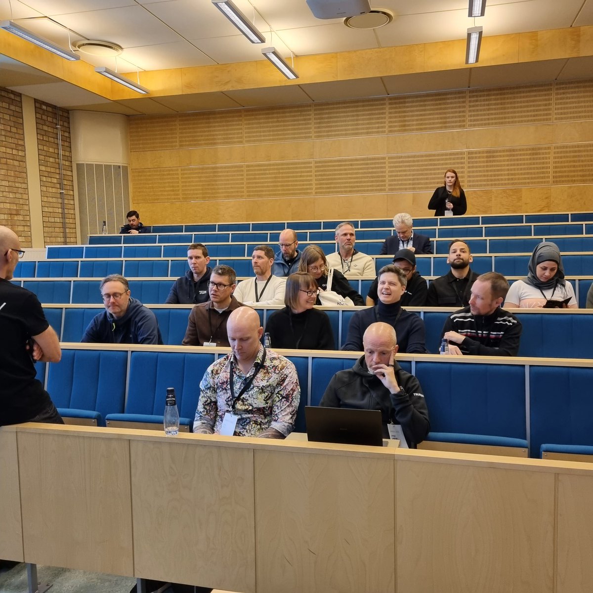 Room starts to fill up for some security goodness at #umedev