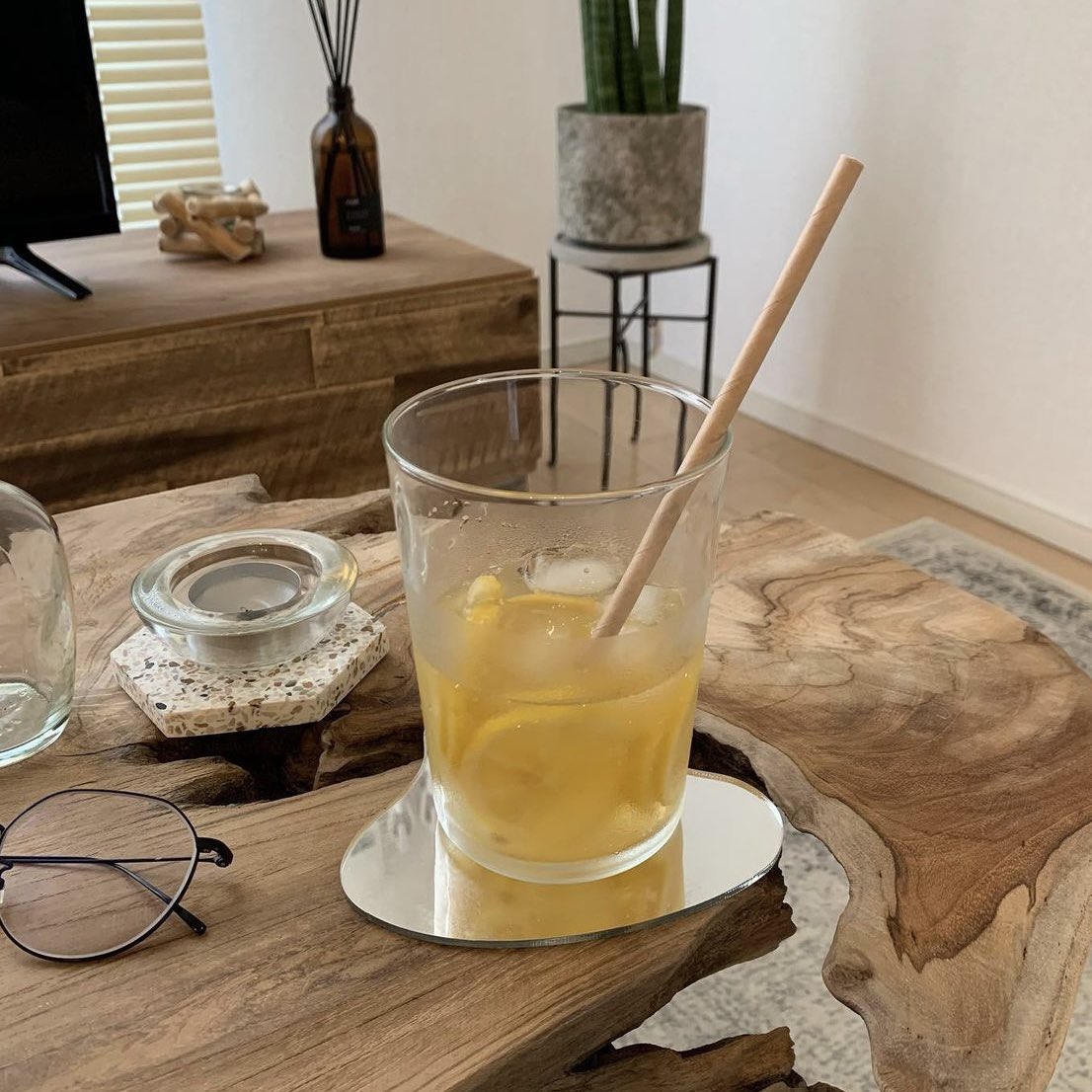 kabu_glam's tweet image. 何を置いても映えるantryのコーヒーテーブル🕊
同棲開始の時に一目惚れして買いました🫶🏻
素材そのまま生かしたテーブルなので存在感抜群◎
1点ものなので個体差があるけど、それも愛着がわくポイント…😮‍💨
我が家にきたテーブルは縁に隙間があってかわいいです🫰🏻
定期的に入荷してるから買えるはず📢