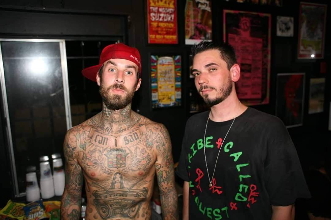 blink182py's tweet photo. Hoy tendria que cumplir 50 años "Adam Goldstein" mejor conocido como "DJ AM" el eterno amigo de Travis Barker que junto con él fueron los unicos 2 sobrevivientes de ese fatal accidente aereo en el 2008.
#RIPDJAM 🙏 https://t.co/FkRKppvUj1