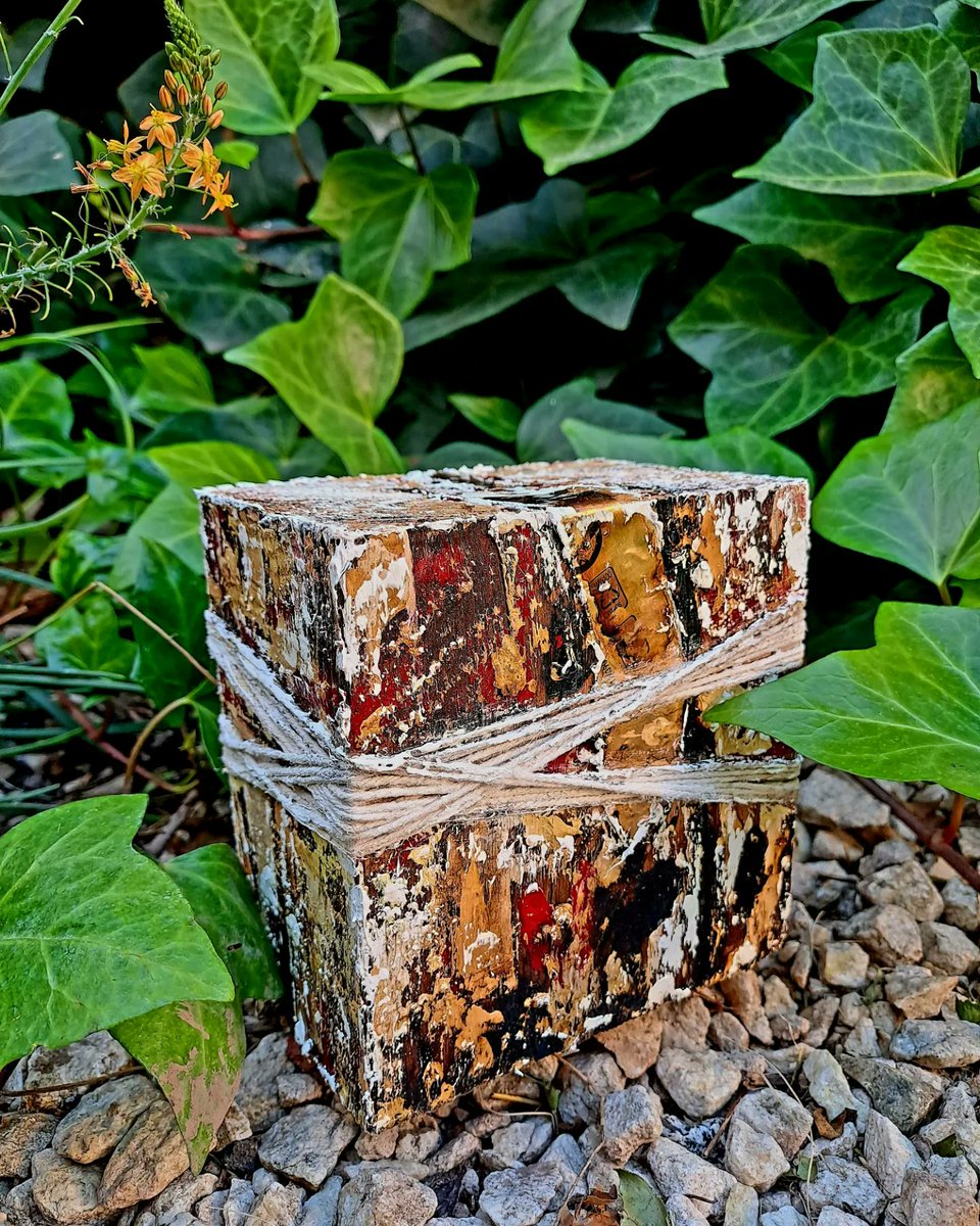 RutZerbatto's tweet image. &quot;BLOCK LV&quot;.- Collage, hilo de algodón, acrílico, asfáltica, laca, block de madera rescatado.
#artobjects #sustainableart #woodblock #acrylic #asphaltpaint #decodesign #the100dayproject #the100dayproject2023 #the100dayprojectwoodblocks #los100diasproyectolatino