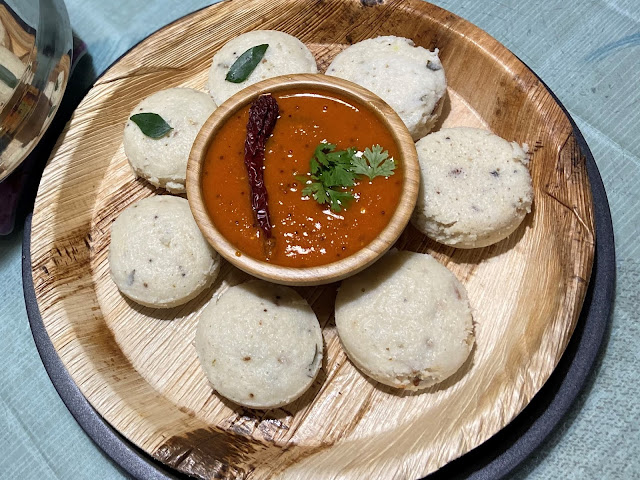 Kanchipuram idli is served as prasad at the Varadharaja Perumal temple there & is said to date back to the Pallava era (6-9 Century AD). 

Its the seasoning ingredients (dried ginger, peppercorns, cumin) & the cooking process that defines the unique flavors.
#WorldIdliDay