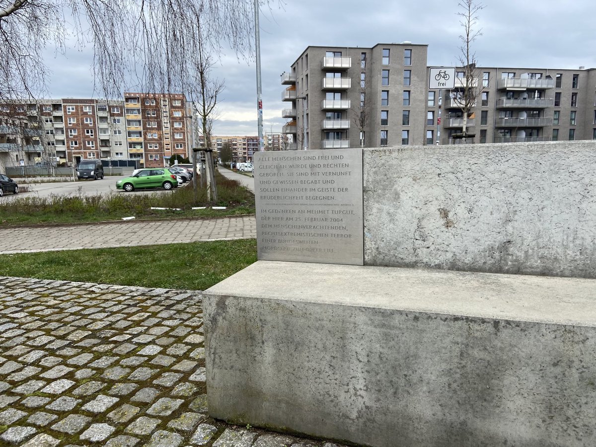 SLichtermann's tweet photo. Zwei dunkel bekleidete Männer beschmierten heute Morgen um 06:30 Uhr das Denkmal für den von NSU-Terroristen ermordeten Mehmet-Turgut. @katapult_mv @bildwerkrostock @lobbimv @nsuwatch #Rassismustötet #mehmetturgut -#Rostock https://t.co/vp1Yl7aq0I