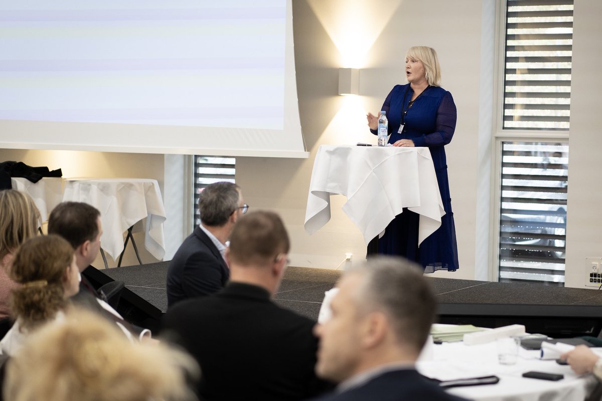 UFM_MIN's tweet photo. “Jeg tror på, at viden og kundskaber har en værdi i sig selv, som vi skal værdsætte og værne om.” Sådan åbner @ChristinaEgelun dialogen om #uddpol. Hvordan ser fremtidens uddannelser ud for dig? #uofmoede #dkpol https://t.co/8CGPhL4JTO