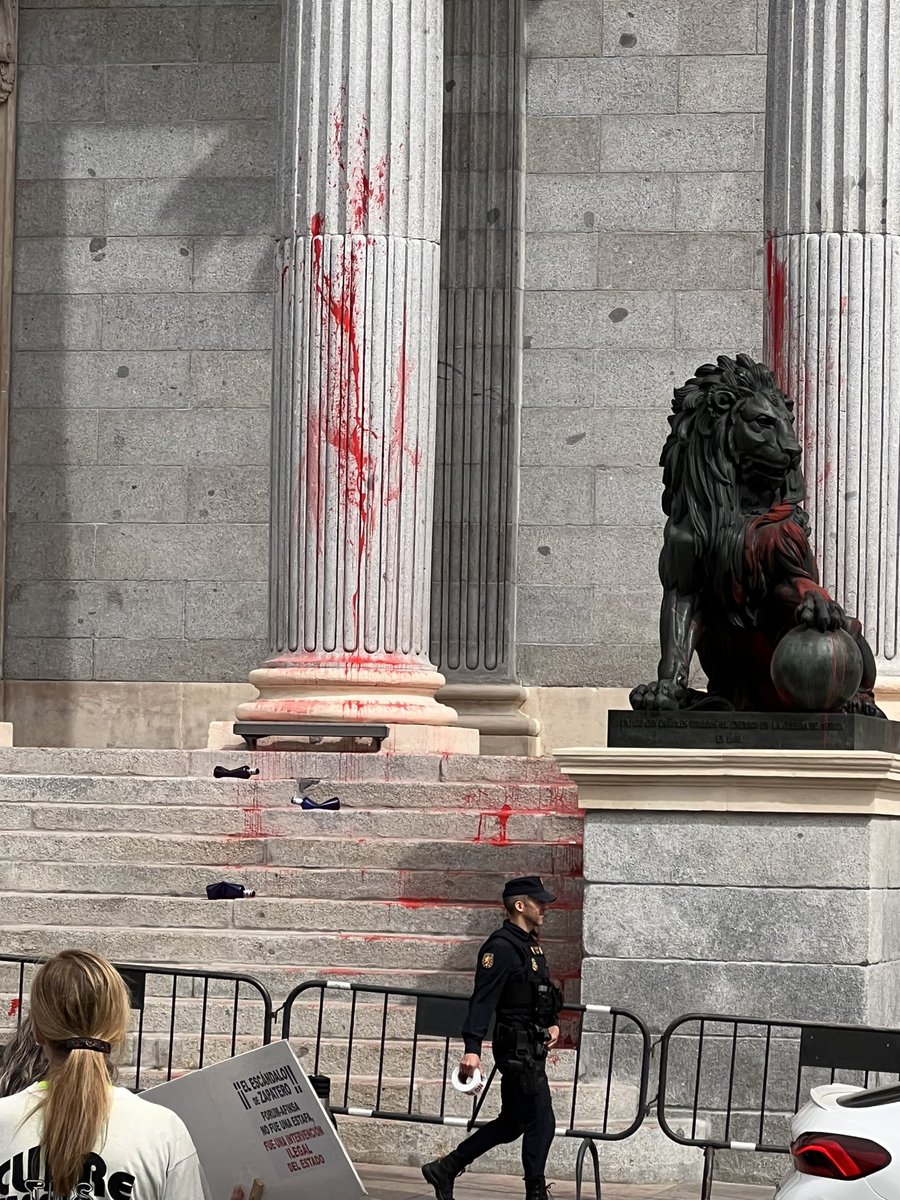 Ataque Congreso de los Diputados. Pintura Roja #ULTIMAHORA #congresodelosdiputados