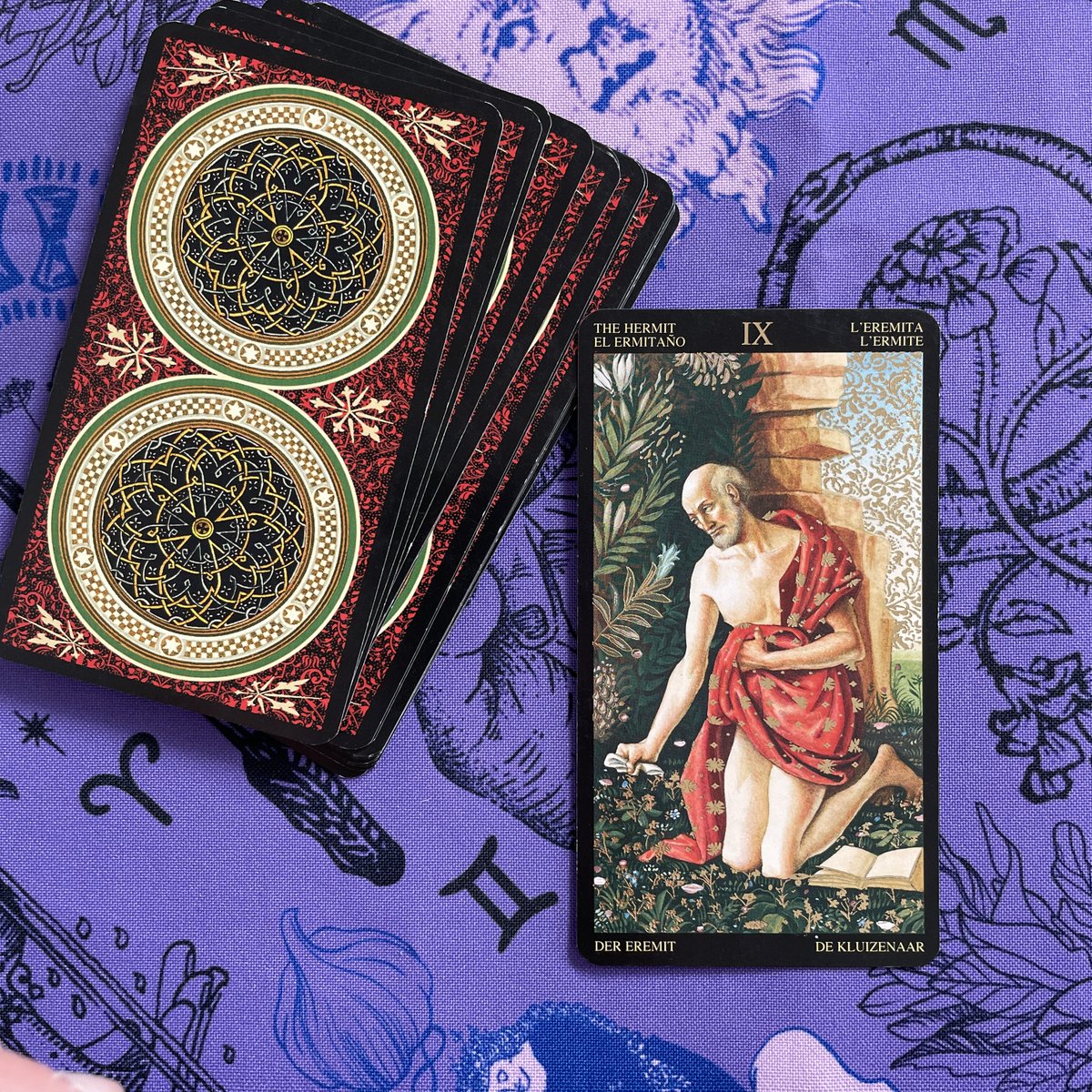 alquimia_azul's tweet photo. El Ermitaño nos recuerda que el mundo interior es donde encontramos la sabiduría. Explorar nuestras emociones y pensamientos nos ayuda a entender mejor quiénes somos realmente. #Tarot #Ermitaño #MundoInterior
RT si te sientes identificad@ https://t.co/2PsaSiGeGK