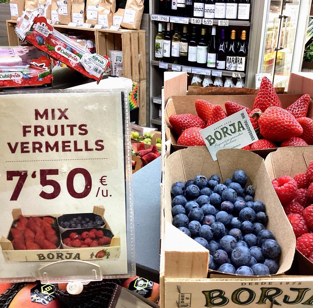 MercatDelesbob2's tweet photo. Ara a “FRUITA I VERDURA D. SERRANO” tenui el Mix de fruits vermells!! Nabius, Gerds i Maduixots 🫐🫐🍓🍓
Rica fruita que sempre pot ser la cirereta de qualsevol pastís 🍰 també acompanyant un ric iogurt o bé sols, sempre estaran boníssims 🤓

#nabius #arandanos #gerds #maduixots https://t.co/1DkXHhAC4v