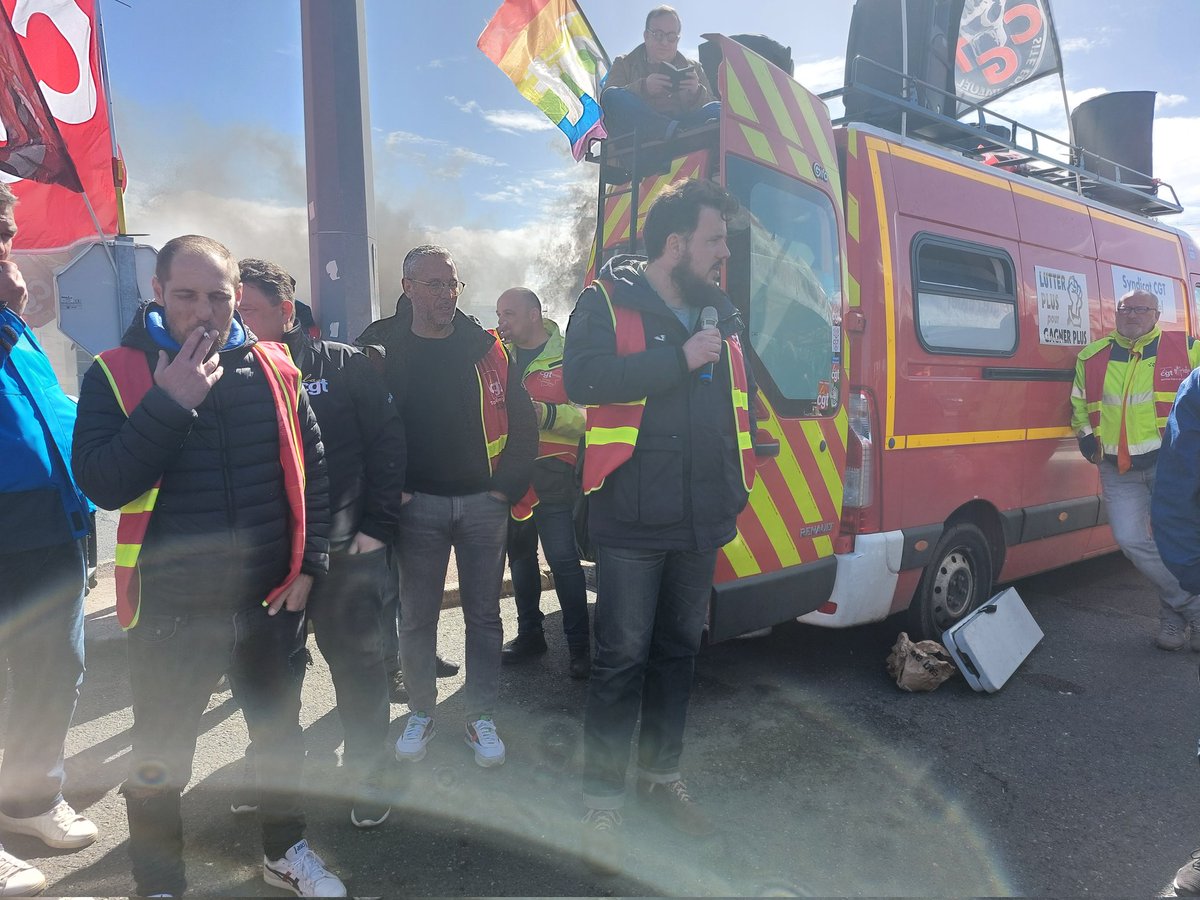 mubouchard14's tweet photo. Le porte-parole de la #CgtTotal @AlexisAntonioli indique : 'Ce matin, David Marion, le directeur a demandé aux cadres qui étaient présents de l'aider à faire redémarrer la raffinerie... Nous, on dit non, si vous voulez redémarrer la boîte allez-y vous-mêmes." @76actu https://t.co/9U1uD0j4SI