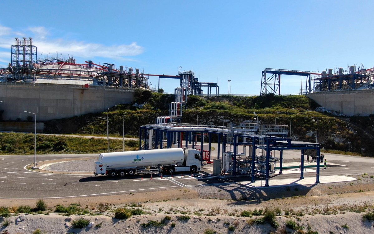 depa_commercial's tweet photo. On 29/3, DEPA Commercial inaugurated the road transport of LNG to areas not connected to the network, via specially configured trucks. The company's first LNG trailer was supplied from the DESFA LNG Truck Loading station in Revythousa. Discover more: https://t.co/69tcx4UaW6 https://t.co/qwiqWsoIlR