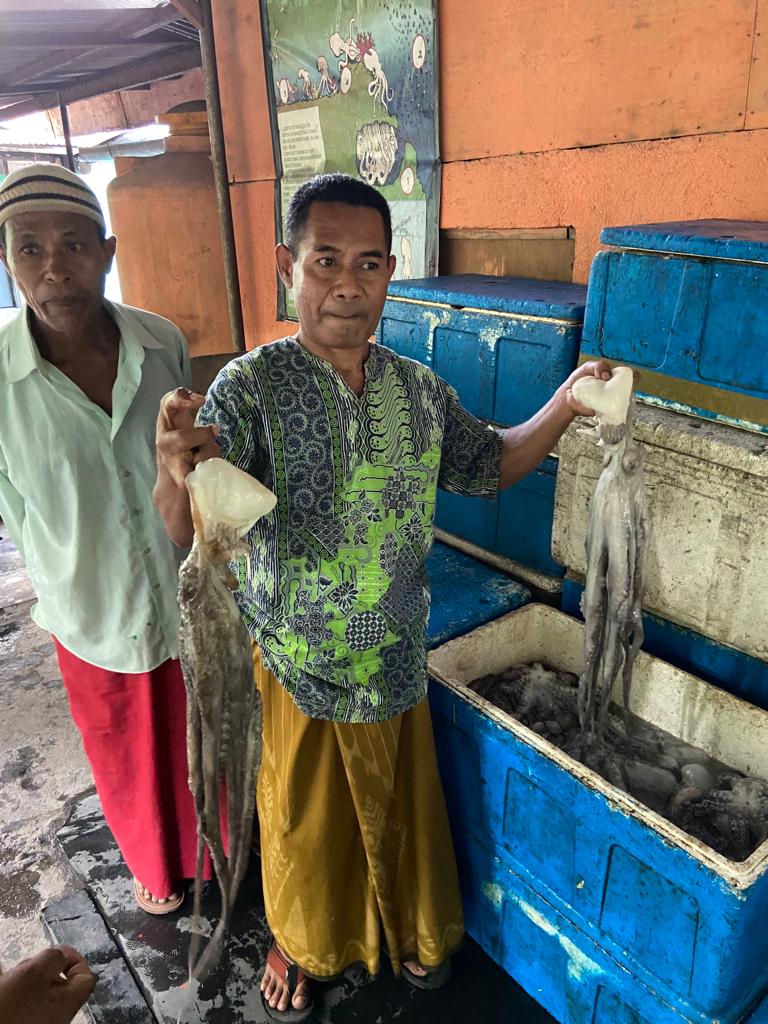 BlueVentures's tweet photo. Our advocacy team have been in #Indonesia visiting our partner Yayasan Pesisir Lestari where they have seen first-hand the multi-level advocacy plan that YPL is working on to secure the recognition of #LMMAs and local knowledge of #coastal communities. https://t.co/9RQhfkRLXt