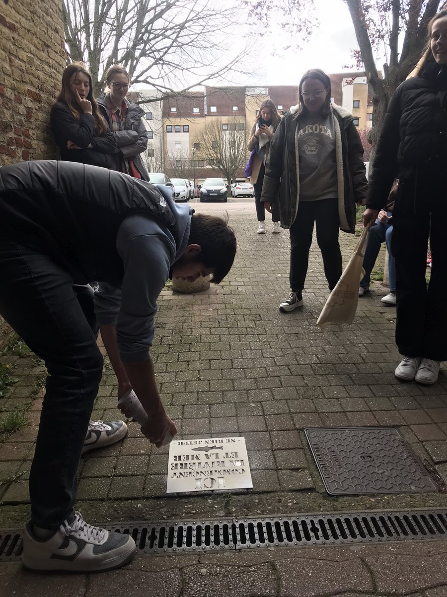 o_vanlaeres's tweet photo. Sensibilisation de la population sur la pollution de l’eau par nos élèves de TG7 du @Lycee_Ribot pour faire suite à la journée mondiale de l’eau. #tousengagés https://t.co/xHhbANyIE0