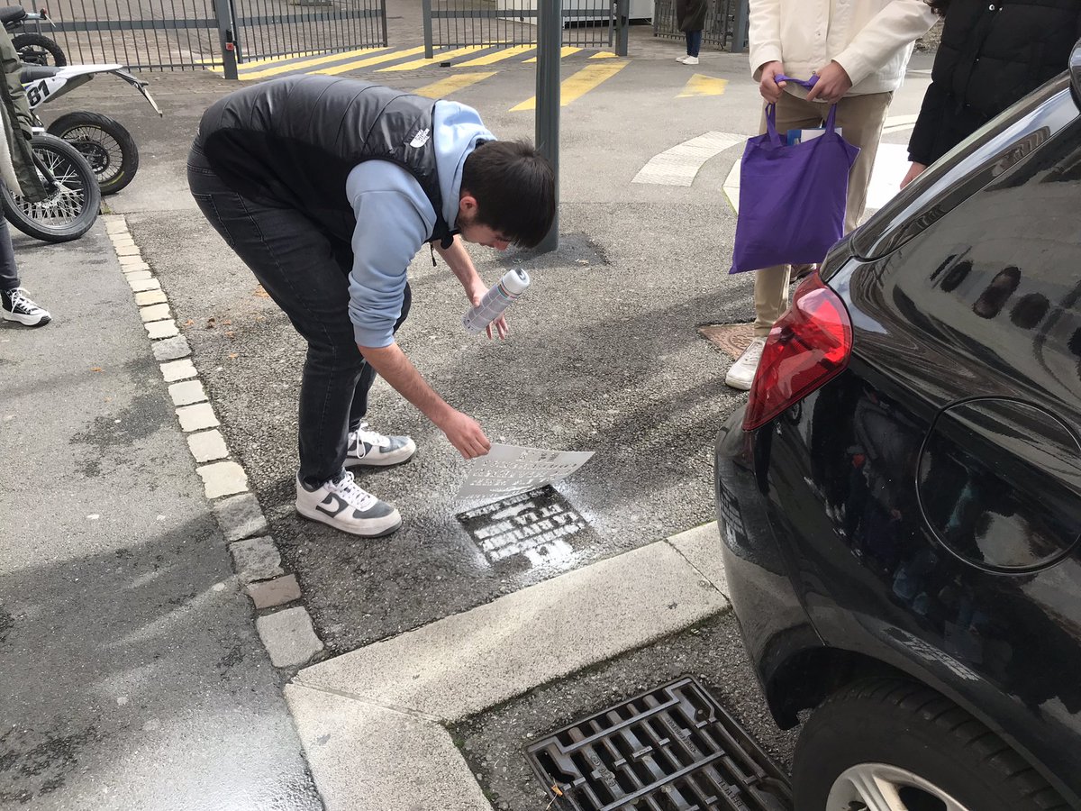 o_vanlaeres's tweet photo. Sensibilisation de la population sur la pollution de l’eau par nos élèves de TG7 du @Lycee_Ribot pour faire suite à la journée mondiale de l’eau. #tousengagés https://t.co/xHhbANyIE0