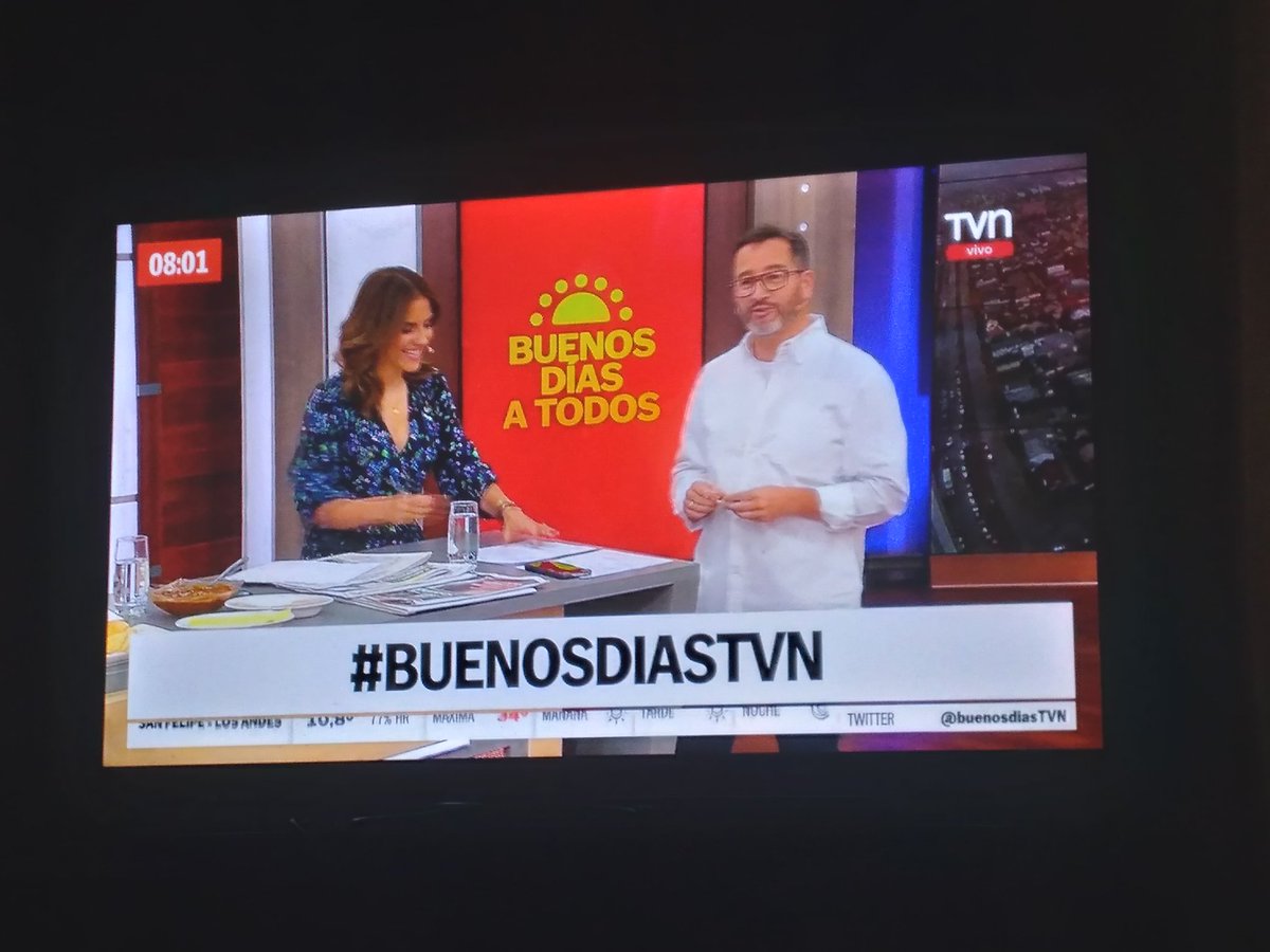 CRISTHY2014's tweet photo. #BuenosDiasTVN en modo pingüino viéndoles desde Temuco....puchas q hace frío @fuentesilva @MariaLuisaGodoy y equipo #DiloConTodo somos #ElMatinalDeChile https://t.co/e5rQk0TaSh