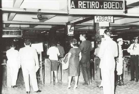 felixdavidoest's tweet photo. Imagínense que en Argentina, acá al lado, tienen subte desde 1913.
Hace 110 años que ellos recorren en tren moderno bajo tierra y salen donde se les antoja con 1 sólo pasaje.
Nosotros en pleno 2023 esperamos 3 horas un bus chatarra que no esté repleto. Somos la vergüenza mundial. https://t.co/hd0XaYWSLi