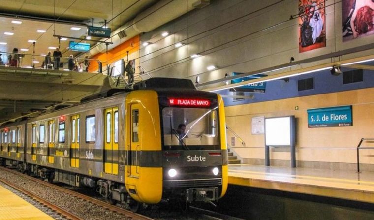 felixdavidoest's tweet photo. Imagínense que en Argentina, acá al lado, tienen subte desde 1913.
Hace 110 años que ellos recorren en tren moderno bajo tierra y salen donde se les antoja con 1 sólo pasaje.
Nosotros en pleno 2023 esperamos 3 horas un bus chatarra que no esté repleto. Somos la vergüenza mundial. https://t.co/hd0XaYWSLi