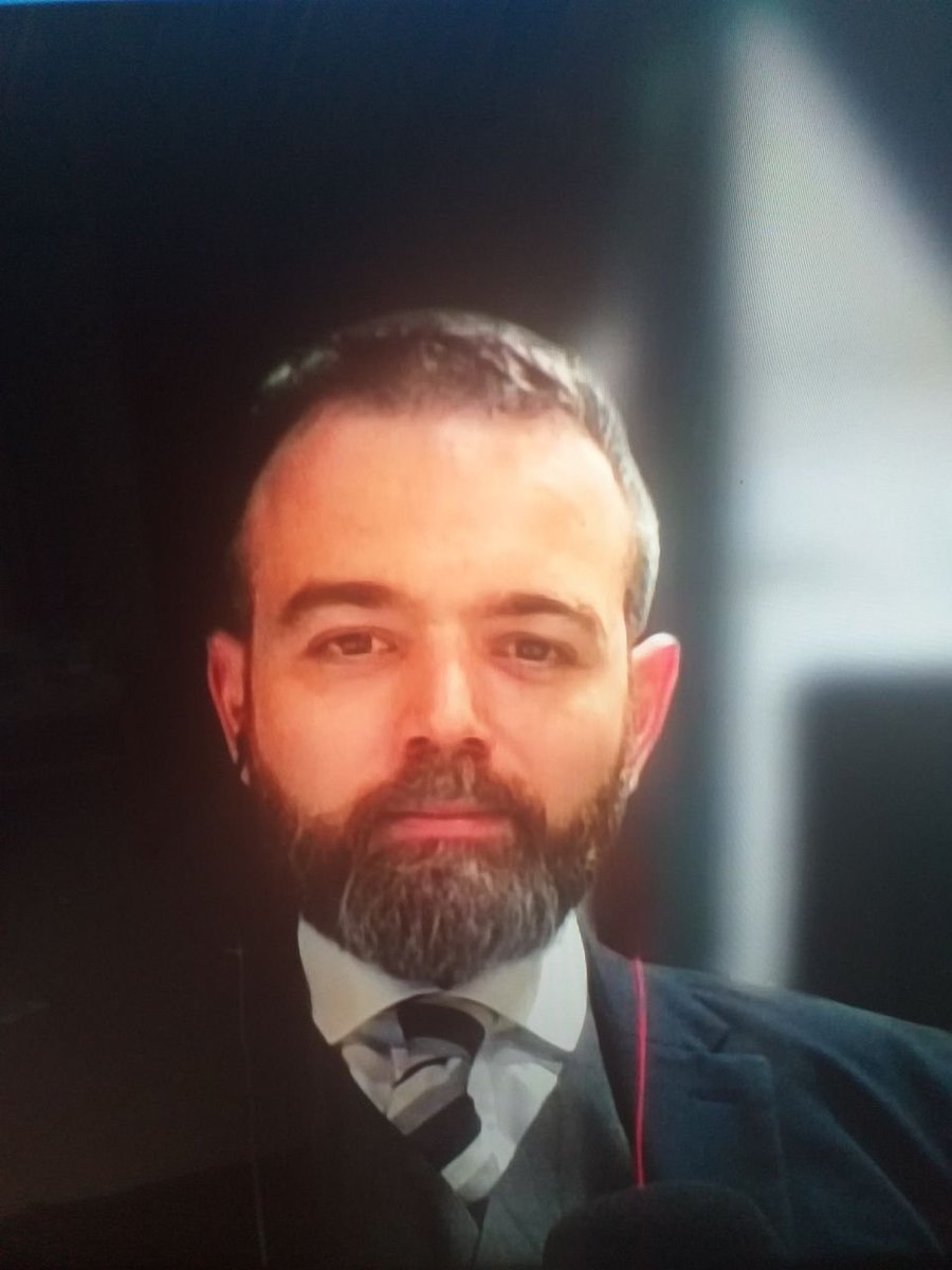 Guardate com sta bene sto mangione del reddito di stampa.
Si fotte 20 redditi di cittadinanza al mese .