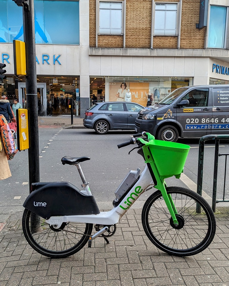 tootingnewsie's tweet image. #Wandsworth Council has seized 42 Lime bikes in 1 week after still receiving daily complaints about them blocking pavements. They said Lime had taken insufficient action to tackle the issue despite its crackdown on them last year.
Full story via @MyLdn: bit.ly/3Kh6arV