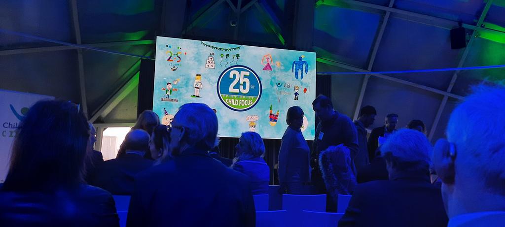DecraemerJan's tweet photo. 25 kaarsen mag @ChildFocusNL uitblazen. Dat is 25 jaar hard werken voor verdwenen kinderen en tegen seksuele uitbuiting. En tegen online bedreigingen zoals #cyberpesten #stopchildporno #grooming en #sexting. #veiligonline. Proficiat aan alle medewerkers @NelBroothaerts #116000 https://t.co/QTUec8cFPR