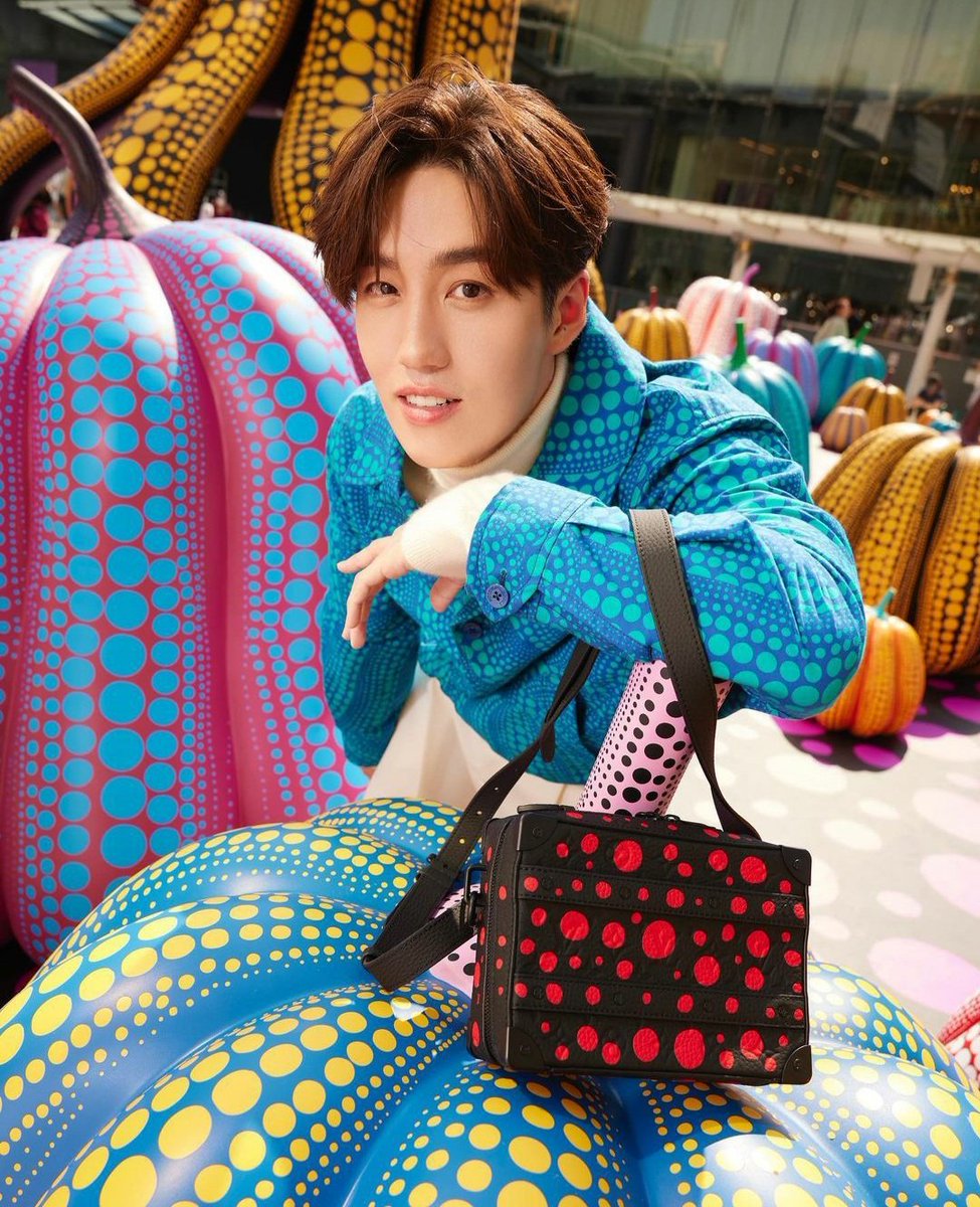 Tor_niran's tweet image. พระจันทร์ใต้น้ำคือเดือนบนฟ้า คนข้างหน้าคือคนในหัวใจ!📸🌻
#Thanapob_lee
#LouisVuitton