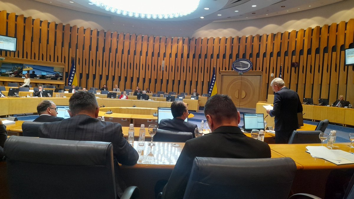djvujovic's tweet photo. U Domu naroda nije podržan prijedlog da se funkcioneri izuzmu od povećanja plata predviđenog Budžetom za ovu godinu. Svima će biti povećana osnovica za obračun, uključujući i one sa platama oko 5000 KM. Džaferović: "Treba da se boga bojimo i ljudi stidimo" @novabhtv https://t.co/Ks12OjPqml