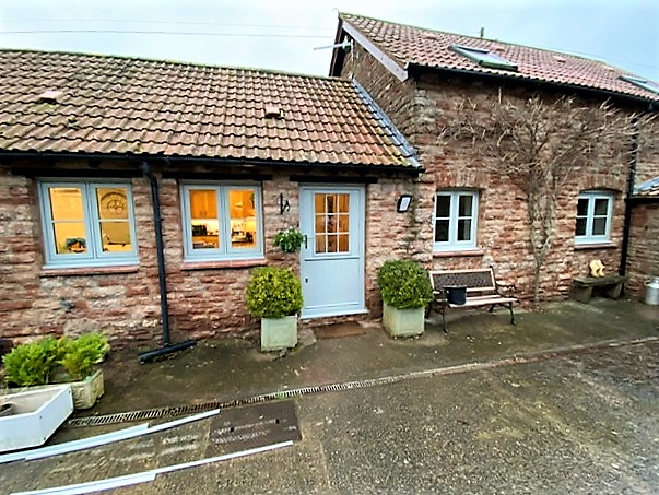 MajDesignsUK's tweet photo. We put the character back into this lovely #Somerset barn with new high security Agate Grey A+14 #energyrated uPVC Flush Fit #Windows & matching @EnduranceDoors stable door with @securedbydesign.
@DuraflexSystems @YaleDWS #Devon #Taunton #Bristol #UKmfg https://t.co/za4IO5BDpX