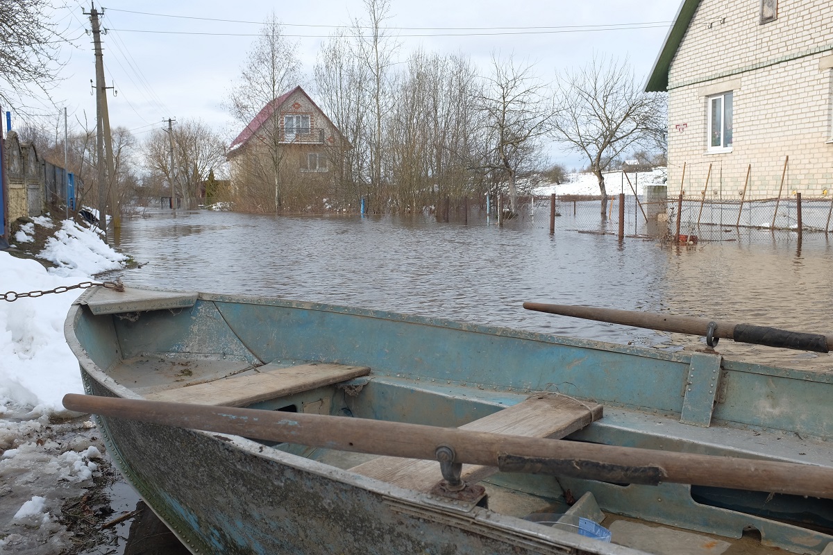 Right now <a href="/Red_cross_BY/">Belarus Red Cross</a> emergency response teams are responding to flooding in Vitebsk  Region.   In the regional center, the river has overflowed its banks, flooding  houses with increasing numbers of people affected.