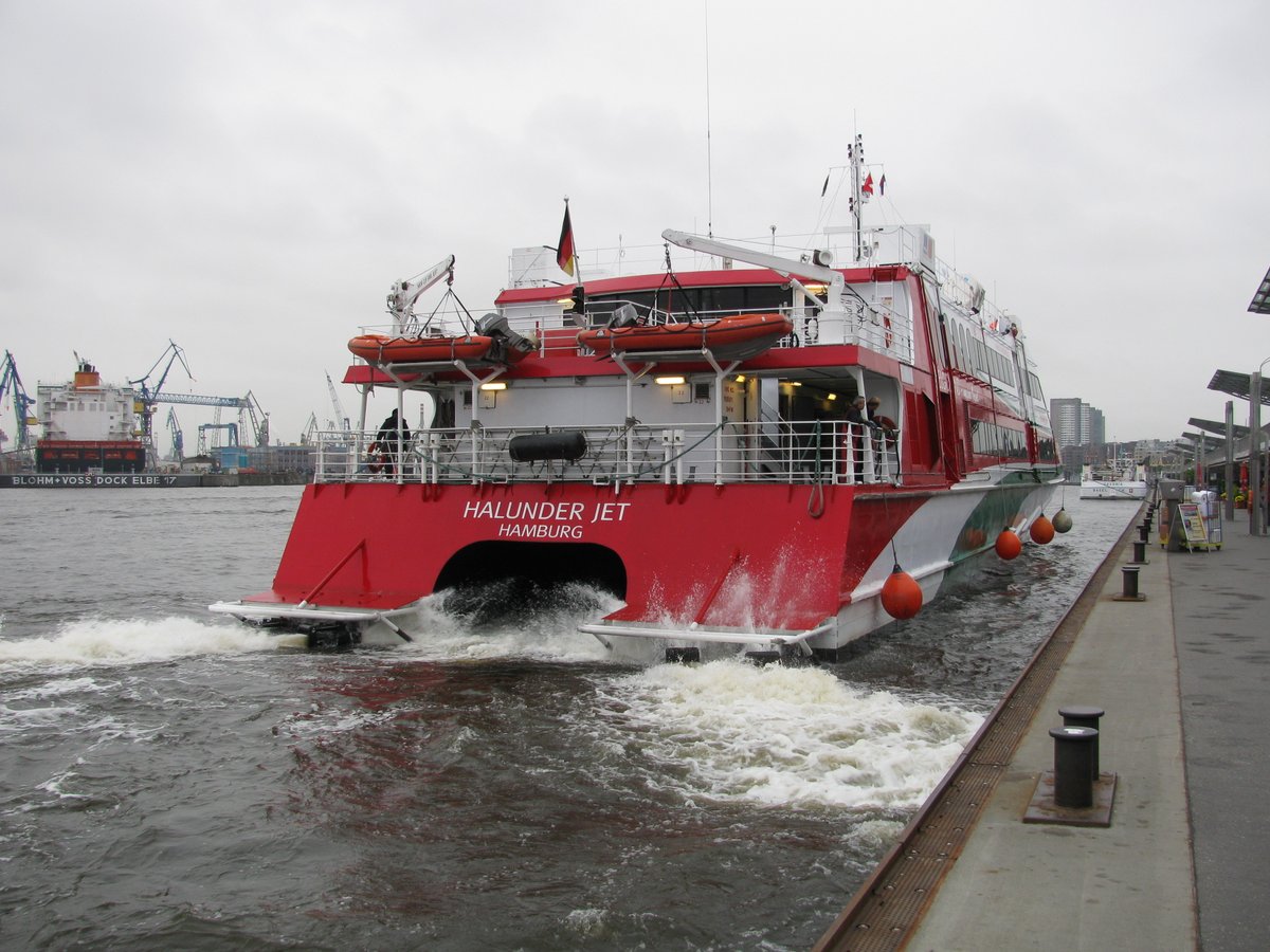 JanSiefken's tweet photo. ⛴️🌊 #HalunderJet am Hamburger Hafen an den Landungsbrücken! Mit Highspeed nach #Helgoland! 🐟 Genieße eine bequeme Nordsee-Überfahrt von #Hamburg &amp; Cuxhaven. Der "Halunder Jet" überzeugt mit modernem Design &amp; einer Spitzengeschwindigkeit von 36 Knoten (ca. 67 km/h)! https://t.co/OWwoLYgXkB