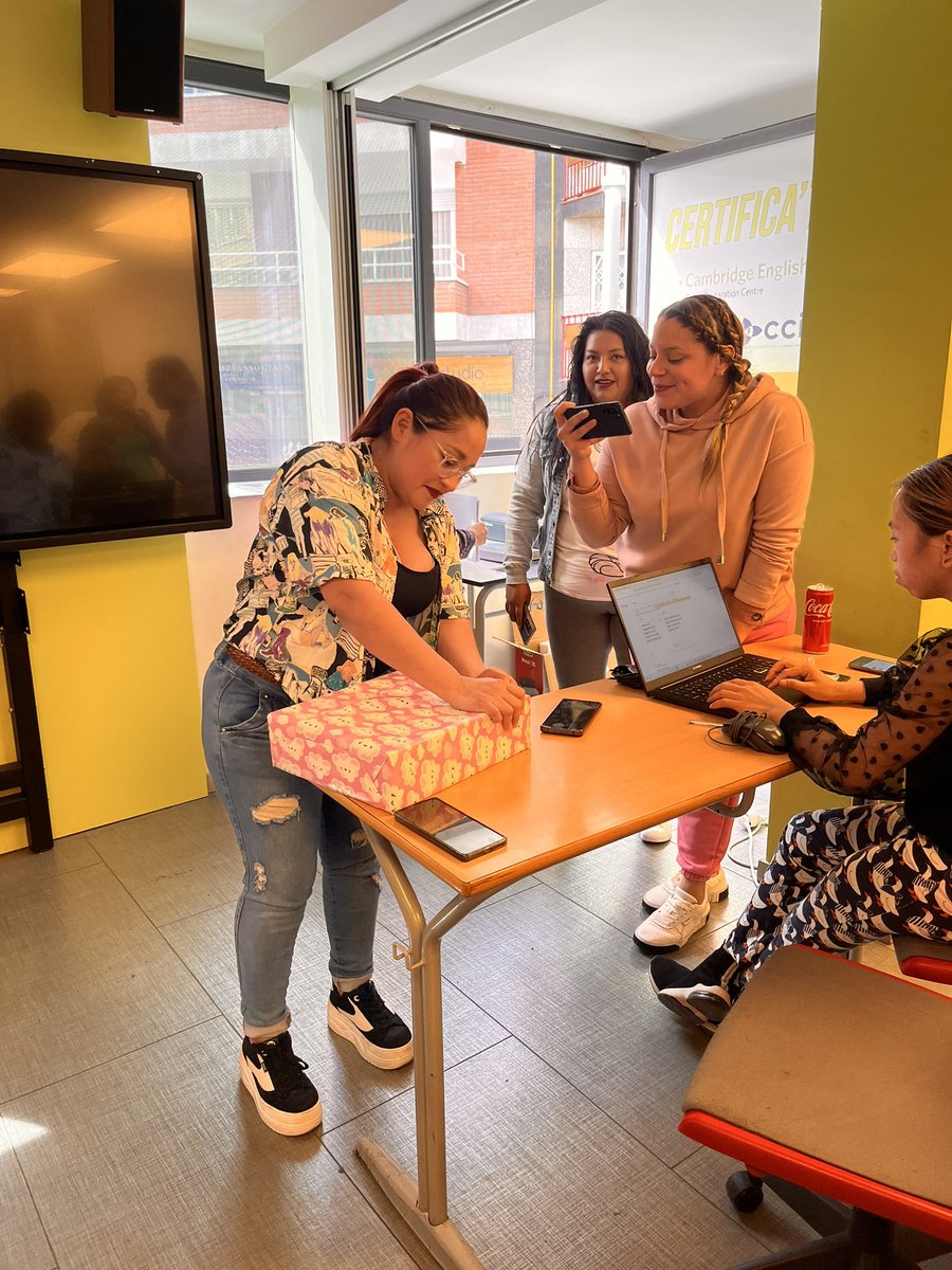 CentreTheCorner's tweet photo. Las fiestas de fin de curso en The Corner son LEGENDARIAS 🥳
Así de bien se lo pasan nuestros alumnos y profes! 🌸
#formacionsubvencionada #thecorner #santacoloma https://t.co/djXUf54itG