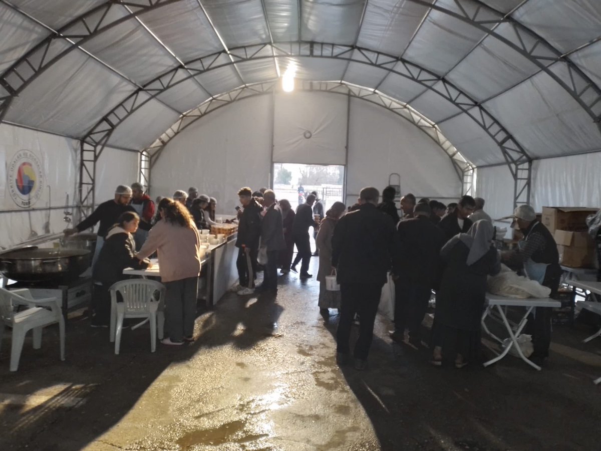 RHisarciklioglu's tweet photo. Afet bölgesine yönelik çalışmalarımız sürerken, Adıyaman, Elbistan, İslahiye, Kırıkhan ve İskenderun’da kurulan çadırlarımızda iftar ve sahurda vatandaşlarımızın yanındayız.

Adıyaman’da @yemeksepeti ile işbirliğinde depremzedelere yemek dağıtımı gerçekleştiriyoruz. https://t.co/OQ2Fjkpg13