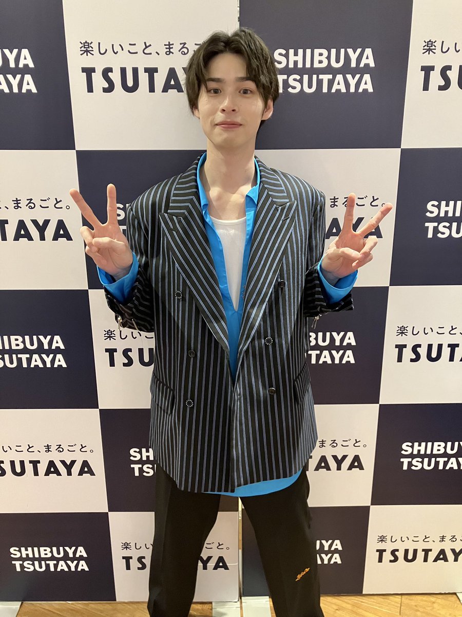 SHIBUYATSUTAYA's tweet photo. 【 #シブツタイベント 】
3/25(土)
#青木瞭 さんの写真集
「初めまして、青木瞭です。」
発売記念お渡し会が開催されました！💠

青木さんのお人柄に癒される、
そんな時間になったので���ないでしょうか🦮☺️🍀

イベント終了後にお写真を
いただきました！✌🏻💙💙 https://t.co/Cp3BdnpEnC