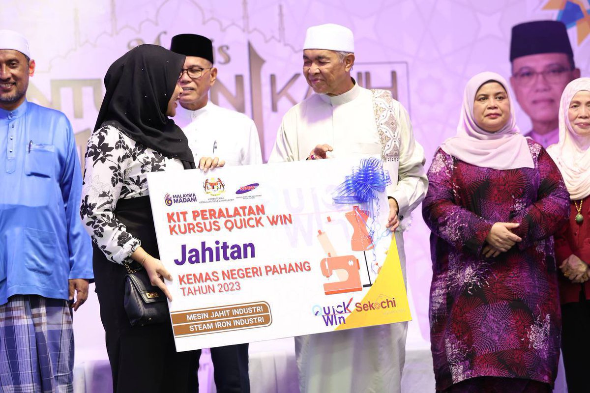 DrZahidHamidi's tweet image. Majlis Santunan Kasih Ramadan Negeri Pahang
Kementerian Kemajuan Desa &amp;amp; Wilayah (KKDW) 
Anjuran bersama Jabatan Kemajuan Masyarakat (KEMAS) 

7 Ramadan 

MASJID LEBU (AL FALAH) KG. LEBU, LURAH BILUT, BENTONG

#KKDW
#KEMAS