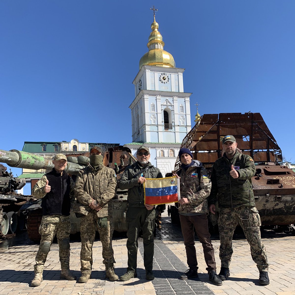 #30Mar La Venezuela Libre está en Ucrania acompañada por gente de todas las latitudes comprometidos con ideales de lucha por la Libertad. Es un gran honor para mi izar la bandera junto a un hermano y compatriota de la estatura de José David Chaparro. #StandWithUkraine🇺🇦🇻🇪🇪🇸🇯🇵🇧🇴🇧🇷