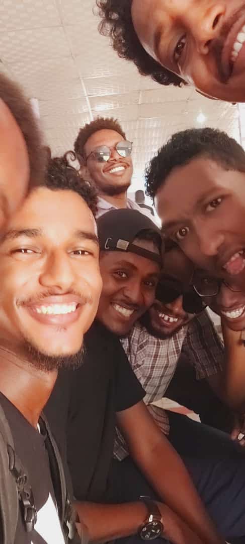 ما مرتبه 🤣 وكان الامل ف الشٌله الكريمه واحد ينقذنا لكن مشاء الله يعني 🤣🤣🤣🖤